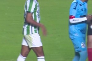 内马尔越来越硬了！内马尔和对方球员发生冲突，双方火力全开！