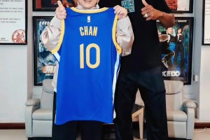 勇士今夏最强引援？巴特勒赠予71岁成龙勇士10号球衣