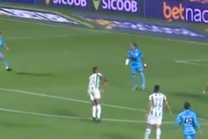 罕见暴怒！争顶时裁判吹罚了内马尔犯规，内马尔瞬间暴怒驳斥