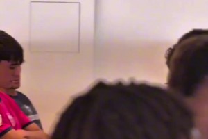 邝兆镭不虚巴萨青训啊！最后倚着三名防守人转身，太帅了吧